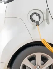 Primer plano de un carro eléctrico Zhidou D2S cargando su batería