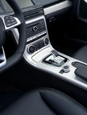 Banner lateral para la guía de carros usados de alta gama, mostrando el interior de lujo de un vehículo de alta gama